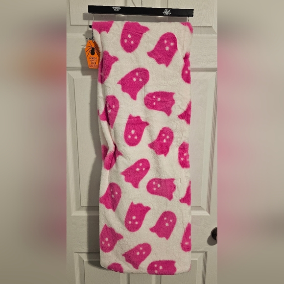 🔥👻 Viral Storehouse Hot Pink Ghost Throw Blanket NWT -Qty 2 AVAILABLE!! - Picture 3 of 6